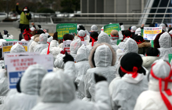 17일 오전 파업에 돌입한 전국보건의료산업노동조합 군산의료원지부 조합원들이 전북도청 앞에서 파업 투쟁 승리 결의대회를 하고 있다. 감염병 전담병원으로 지정돼 신종 코로나바이러스 감염증(코로나19) 환자를 돌보는 군산의료원 노조는 이날 오전 7시부터 처우 개선 등을 요구하며 파업에 들어갔다. 2021.12.17 연합뉴스