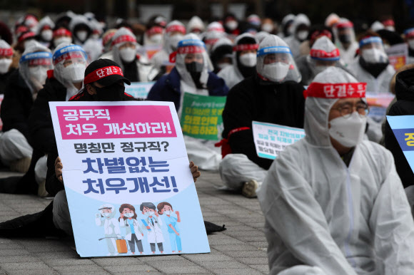 17일 오전 파업에 돌입한 전국보건의료산업노동조합 군산의료원지부 조합원들이 전북도청 앞에서 파업 투쟁 승리 결의대회를 하고 있다. 감염병 전담병원으로 지정돼 신종 코로나바이러스 감염증(코로나19) 환자를 돌보는 군산의료원 노조는 이날 오전 7시부터 처우 개선 등을 요구하며 파업에 들어갔다. 2021.12.17  연합뉴스