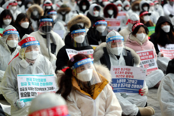 17일 오전 파업에 돌입한 전국보건의료산업노동조합 군산의료원지부 조합원들이 전북도청 앞에서 파업 투쟁 승리 결의대회를 하고 있다. 감염병 전담병원으로 지정돼 신종 코로나바이러스 감염증(코로나19) 환자를 돌보는 군산의료원 노조는 이날 오전 7시부터 처우 개선 등을 요구하며 파업에 들어갔다. 2021.12.17 연합뉴스