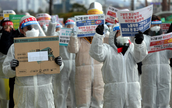 17일 오전 파업에 돌입한 전국보건의료산업노동조합 군산의료원지부 조합원들이 전북도청 앞에서 파업 투쟁 승리 결의대회를 하고 있다. 감염병 전담병원으로 지정돼 신종 코로나바이러스 감염증(코로나19) 환자를 돌보는 군산의료원 노조는 이날 오전 7시부터 처우 개선 등을 요구하며 파업에 들어갔다. 2021.12.17 연합뉴스