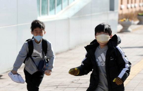 경남지역 일부 학교가 조기방학에 들어간 17일 경남 양산시 한 초등학교에서 실내화를 든 학생이 교문 방향으로 달리고 있다. 2021.12.17 연합뉴스