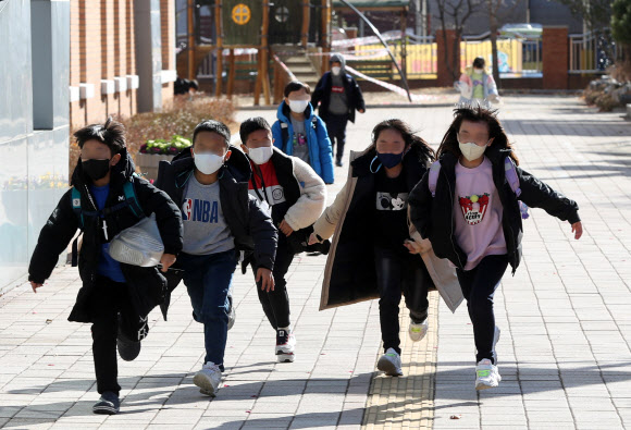 경남지역 일부 학교가 조기방학에 들어간 17일 오전 경남 양산시 한 초등학교에서 학생이 교문을 나서며 달리고 있다. 2021.12.17 연합뉴스