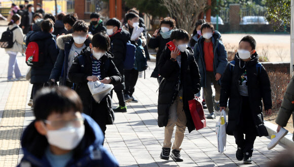 경남지역 일부 학교가 조기방학에 들어간 17일 오전 경남 양산시 한 초등학교에서 학생들이 집으로 향하고 있다. 2021.12.17 연합뉴스