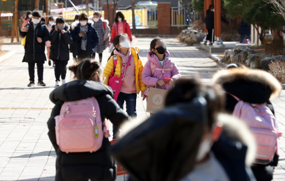 경남지역 일부 학교가 조기방학에 들어간 17일 오전 경남 양산시 한 초등학교에서 학생들이 집으로 향하고 있다. 2021.12.17 연합뉴스