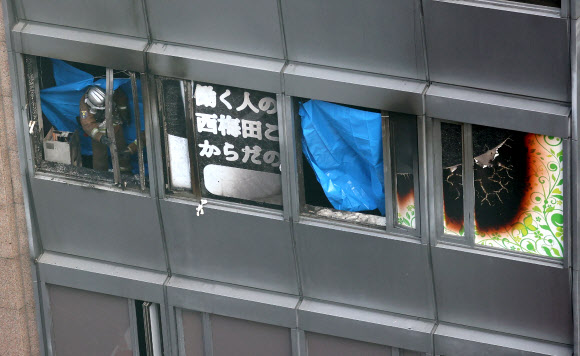 17일 최소 19명의 사망자 피해를 낸 일본 오사카 8층 건물 화재 현장. 지지통신 EPA 연합뉴스