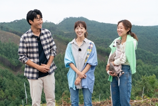 지난 16일 KBS ‘오늘부터 무해하게’ 마지막회에서는 이천희(왼쪽부터), 전혜진, 공효진이 탄소를 아껴 모은 나무들을 심으며 여정을 마무리하는 모습이 방송됐다. 방송 화면 캡처