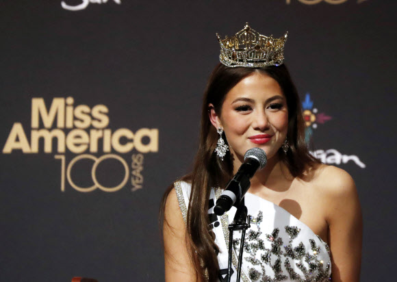 16일(현지시간) 미국 코네티컷주 언캐스빌의 모히건 선 아레나에서 열린 ‘미스 아메리카’ 100주년 대회에서 왕관을 차지한 미스 알래스카인 에마 브로일스가 기자회견을 하고 있다. UPI 연합뉴스