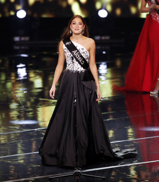 16일(현지시간) 미국 코네티컷주 언캐스빌의 모히건 선 아레나에서 열린 ‘미스 아메리카 선발대회’에서 우승을 차지한 미스 알래스카인 에마 브로일스. UPI 연합뉴스