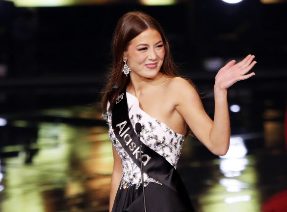 16일(현지시간) 미국 코네티컷주 언캐스빌의 모히건 선 아레나에서 열린 ‘미스 아메리카 선발대회’에서 우승을 차지한 미스 알래스카인 에마 브로일스. UPI 연합뉴스