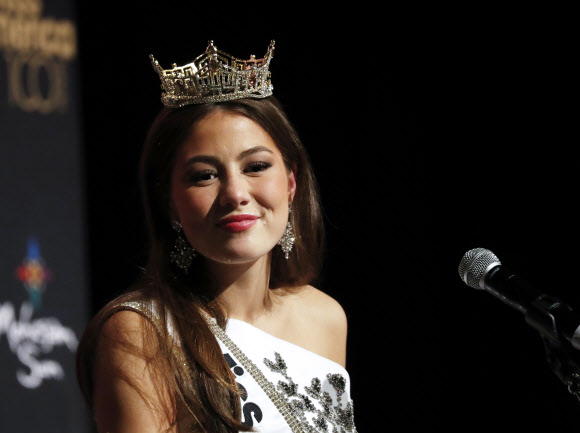 16일(현지시간) 미국 코네티컷주 언캐스빌의 모히건 선 아레나에서 열린 ‘미스 아메리카’ 100주년 대회에서 왕관을 차지한 미스 알래스카인 에마 브로일스가 기자회견을 하고 있다. UPI 연합뉴스