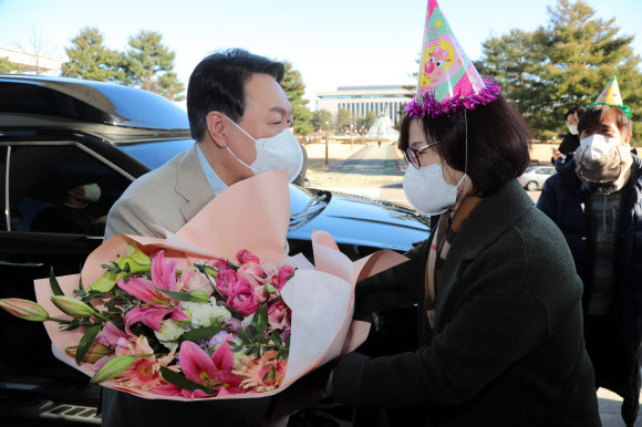 생일을 맞은 국민의힘 윤석열 대선 후보가 18일 오전 국회 의원회관에서 지지자들로부터 축하를 받고 있다. 2021.12.18  연합뉴스