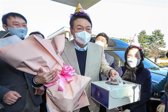 생일을 맞은 윤석열 국민의힘 대선 후보가 18일 오전 서울 영등포구 국회의원회관 앞에서 지지자들로부터 축하를 받고 있다. 2021.12.18 뉴스1