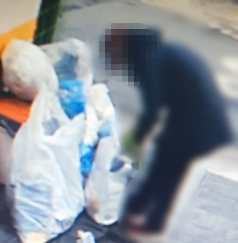 한 여성이 종량제 봉투에 담긴 쓰레기는 버리고 봉투만 훔쳐가는 모습. 2021.12.19 보배드림 캡처