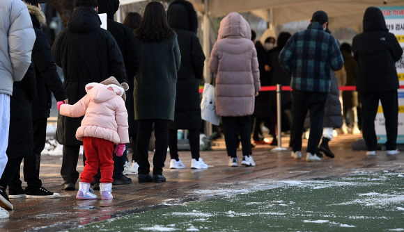 전세계적으로 코로나 19 오미크론 확산이 계속되는 가운데 19일 서울시청 광장에 마련된 코로나19 중구 임시선별검사소에서 시민들이 추운 날씨에 두터운 옷을 입고 검사를 받기 위해 줄지어 서 있다. 2021.12.19 오장환 기자 5zzang@seoul.co.kr