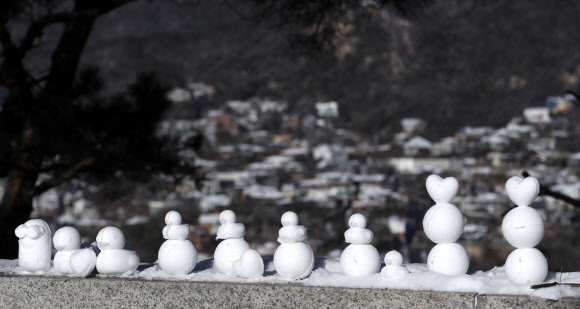 눈으로 만들어져서