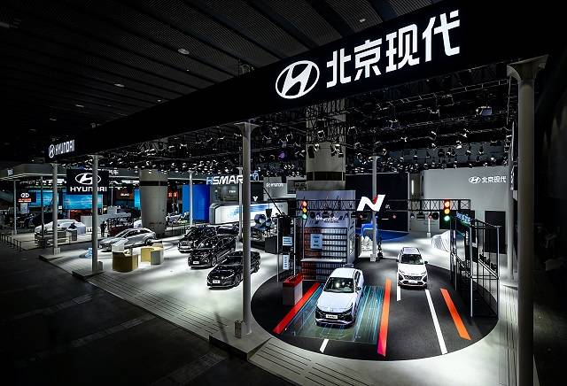 현대차가 지난달 중국 광저우 수출입상품교역회전시관에서 개막한 ‘2021 광저우 국제모터쇼’에서 중국형 차량을 전시하고 있다. 현대차 제공