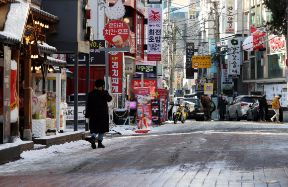 거리두기가 강화된 후 첫 주말인 19일 서울 마포구 홍대거리가 한산하다. 코로나 사태 이후 음식점과 주점의 일용직 근로자들이 직격탄을 맞고 있다.  연합뉴스