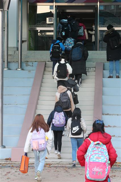 지난달 22일 전면등교가 시작돼 서울 용산구 금양초등학교 학생들이 등교하는 모습. 한달여 뒤인 20일부터 전면등교가 다시 중지됐다.  사진공동취재단