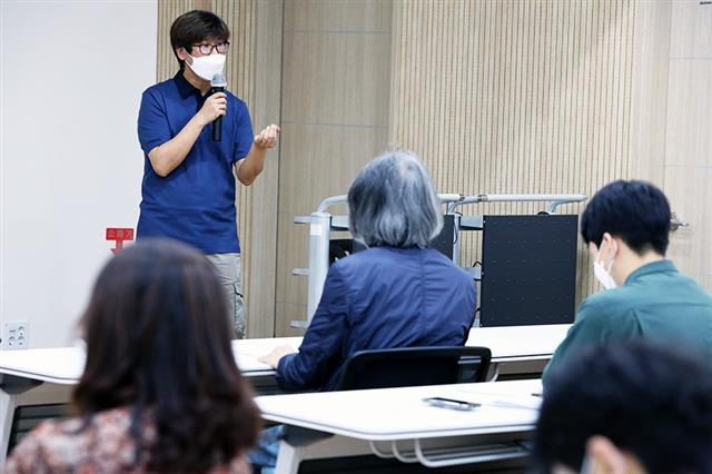 김 시인이 지난여름 기형도문학관에서 시 창작 수업을 진행하고 있다.