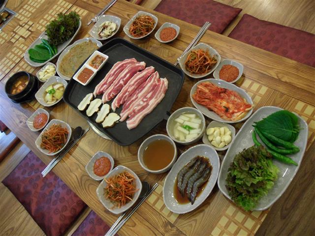 푸짐하게 차려진 청주 삼겹살. 불판 오른쪽에 있는 게 간장소스다.<br>청주 남인우 기자