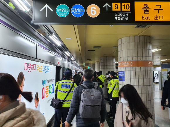 20일 오전 출근길 서울지하철 5호선 역 곳곳에서 장애인단체의 시위가 벌어져 열차 운행이 지연되고 있다. 서울교통공사에 따르면 이날 오전 7시 12분께부터 전국장애인차별철폐연대(전장연)가 5호선 왕십리역에서 휠체어로 전동차 문이 닫히지 못하게 막는 방식으로 시위를 진행했다. 이 과정에서 승강장의 안전문이 파손되기도 했다. 사진은 이날 경찰과 시민으로 북적이는 출근길 공덕역.  2021.12.20  독자제공