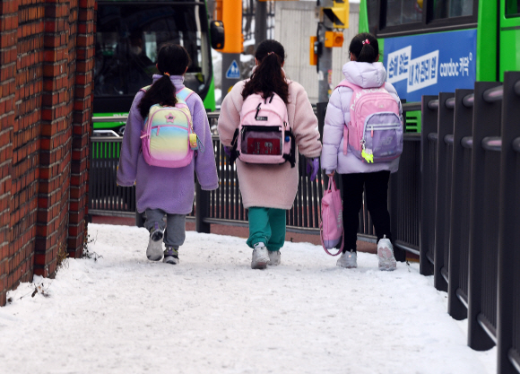 20일 서울시교육청 같은 경우 초등학교에도 전교생의 3분의 2 이내 등교를 적용하면서 다른 지역과 달리 1·2학년을 포함해 최대 4개 학년만 등교를 진행할 예정인 가운데 홍제동 한초등학교학생들이 등교를 하고 있다. 2021.12.20 안주영 전문기자 seoul.co.kr
