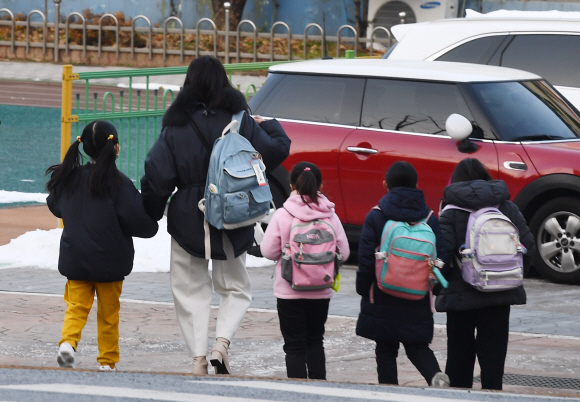 20일 서울시교육청 같은 경우 초등학교에도 전교생의 3분의 2 이내 등교를 적용하면서 다른 지역과 달리 1·2학년을 포함해 최대 4개 학년만 등교를 진행할 예정인 가운데 홍제동 한초등학교학생들이 등교를 하고 있다.   2021.12.20  안주영 전문기자 seoul.co.kr