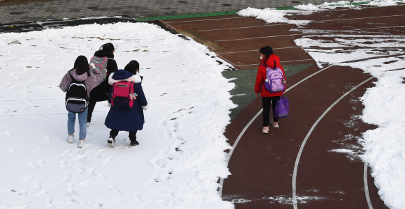 20일 서울시교육청 같은 경우 초등학교에도 전교생의 3분의 2 이내 등교를 적용하면서 다른 지역과 달리 1·2학년을 포함해 최대 4개 학년만 등교를 진행할 예정인 가운데 홍제동 한초등학교학생들이 등교를 하고 있다. 2021.12.20  안주영 전문기자 seoul.co.kr