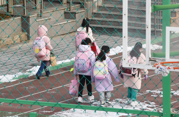 20일 서울시교육청 같은 경우 초등학교에도 전교생의 3분의 2 이내 등교를 적용하면서 다른 지역과 달리 1·2학년을 포함해 최대 4개 학년만 등교를 진행할 예정인 가운데 홍제동 한초등학교학생들이 등교를 하고 있다.  2021.12.20  안주영 전문기자 seoul.co.kr