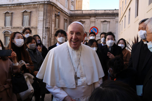 프란치스코 교황이 19일(현지시간) 관저인 바티칸 ‘산타 마르타의 집’에서 한인 신자들에게 둘러싸인 채 환하게 웃고 있다. 2021.12.20 연합뉴스