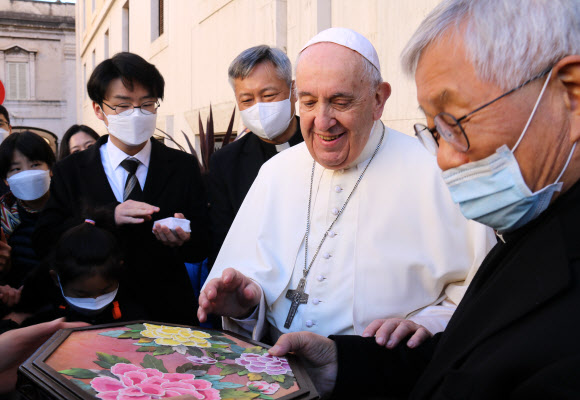프란치스코 교황이 19일(현지시간) 한인 신자들을 만난 자리에서 한지로 만든 전통 구절판을 선물로 받고 있다. 2021.12.20 연합뉴스