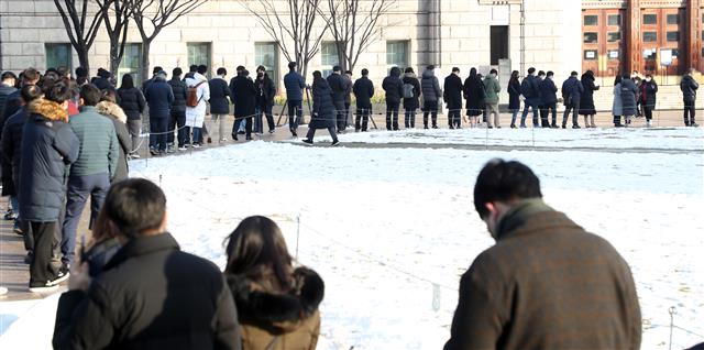 20일 오전 서울 중구 시청 앞에 마련된 신종 코로나 바이러스 감염증(코로나19) 서울광장 임시선별검사소에서 시민들이 검사를 받기 위해 줄지어 서 있다. 질병관리청 중앙방역대책본부는 이날 0시 기준 코로나19 신규 확진자가 5318명 발생했다고 밝혔다. 주말 진단검사 건수가 감소해 신규 확진자도 줄어드는 주말효과에 따라 14일 5567명 이후 엿새만에 5000명대의 확진자가 나왔다. 2021.12.20 뉴스1