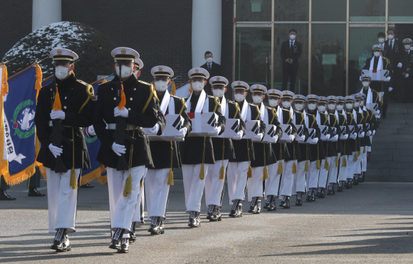 20일 오전 서울 동작구 국립서울현충원 현충관에서 열린 2021년 6?25 전사자 합동봉안식에서 군 의장대가 유해를 봉송하고 있다. 2021. 12. 20 안주영 전문기자 jya@seoul.co.kr