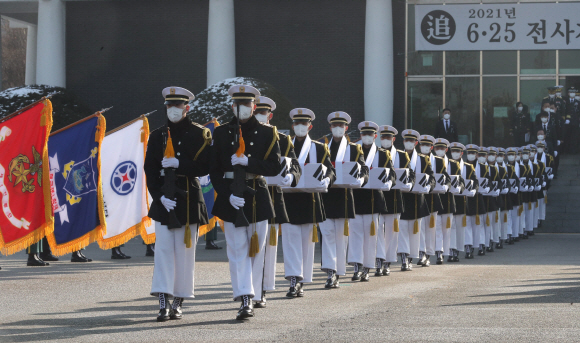 20일 오전 서울 동작구 국립서울현충원 현충관에서 열린 2021년 6·25 전사자 합동봉안식에서 군 의장대가 유해를 봉송하고 있다. 2021. 12. 20 안주영 전문기자 jya@seoul.co.kr