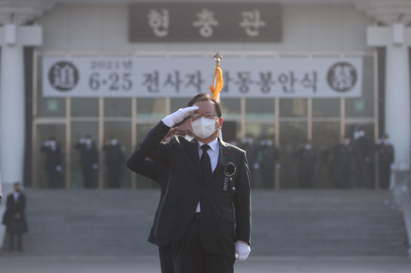 20일 오전 서울 동작구 국립서울현충원 현충관에서 열린 2021년 6·25 전사자 합동봉안식에서 김부겸 국무총리가 경례하고 있다. 2021. 12. 20 안주영 전문기자 jya@seoul.co.kr