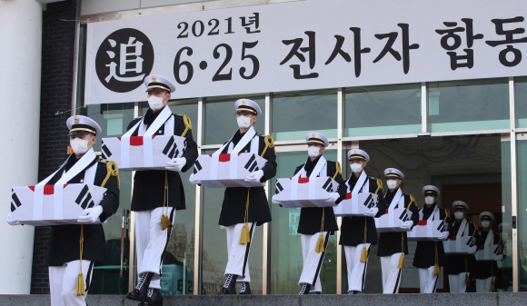 20일 서울 동작구 국립서울현충원 현충관에서 열린 6·25전사자 발굴유해 합동 봉안식에서 군 의장대가 영현봉송을 하고 있다. 2021. 12. 20 안주영 전문기자 jya@seoul.co.kr
