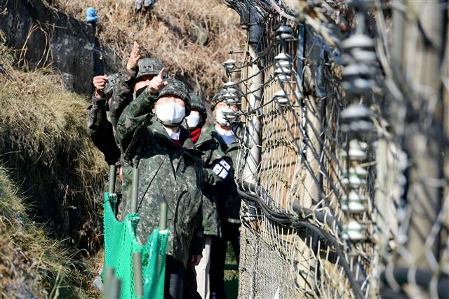 윤석열 국민의힘 대선후보가 20일 강원 철원군 육군 3사단 백골부대 OP(관측소)를 찾아 전방지역을 바라보고 있다. 2021.12.20 뉴스1