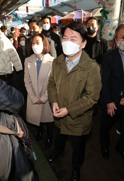 국민의당 안철수 대선후보가 부인 김미경 씨와 함께 20일 오후 대구 중구 서문시장을 찾아 시민들에게 인사하고 있다. 2021.12.20 연합뉴스