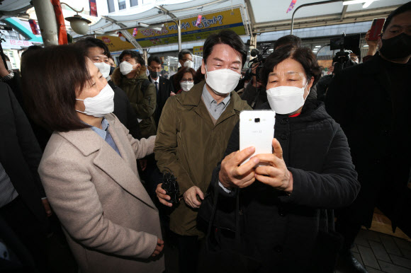 국민의당 안철수 대선후보가 부인 김미경 씨와 함께 20일 오후 대구 중구 서문시장을 찾아 시민들과 셀카를 찍고 있다. 2021.12.20 연합뉴스