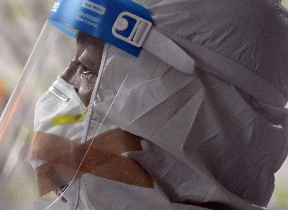 20일 코로나 19 거점 전담병원인 평택시 박애병원에서 의료진들이 중증 환자들을 돌보고 있다. 2021. 12 20 박윤슬 기자 seul@seoul.co.kr