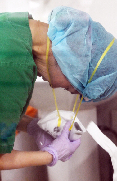 20일 코로나 19 거점 전담병원인 평택시 박애병원에서 한 의료진이 방호복과 마스크를 벗고 있다. 2021. 12 20 박윤슬 기자 seul@seoul.co.kr