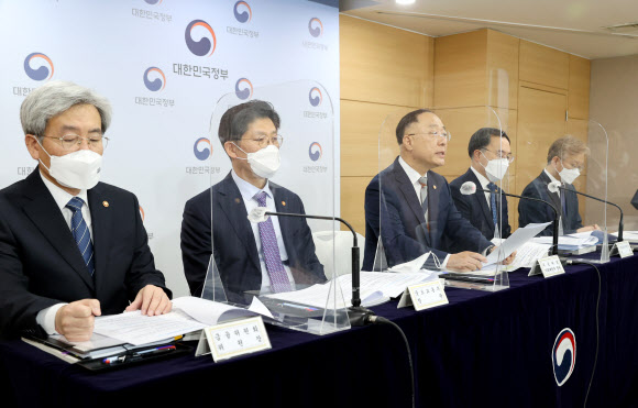 홍남기 경제부총리 겸 기획재정부 장관이 20일 오후 정부서울청사 브리핑실에서 열린 2022년 경정 관계부처 합동브리핑에서 2022년 경제정책방향에 대해 발표하고 있다. 왼쪽부터 고승범 금융위원장, 노형욱 국토교통부 장관, 홍 부총리, 문승욱 산업통상자원부 장관, 권칠승 중소벤처기업부 장관. 2021.12.20 연합뉴스