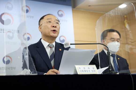 2022년 경제정책방향 발표하는 홍남기 부총리