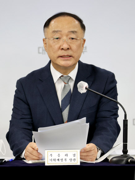 홍남기 경제부총리 겸 기획재정부 장관이 20일 오후 정부서울청사 브리핑실에서 열린 2022년 경정 관계부처 합동브리핑에서 2022년 경제정책방향에 대해 발표하고 있다. 2021.12.20 연합뉴스