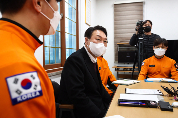 20일 오후 국민의힘 윤석열 대선 후보가 지난 18일 코로나19 확진 판정을 받은 임산부를 호송하다 구급차에서 분만을 도운 경기도 양주시 광적119안전센터를 방문해 구급대원들과 대화하고 있다. 2021. 12. 20 김명국 선임기자 daunso@seoul.co.kr