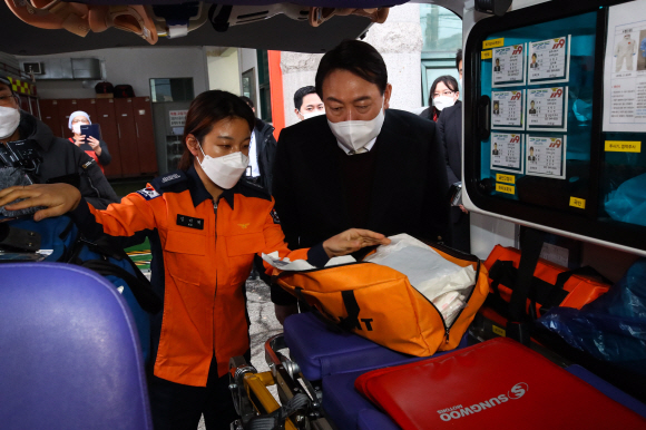 20일 오후 국민의힘 윤석열 대선 후보가 지난 18일 코로나19 확진 판정을 받은 임산부를 호송하다 구급차에서 분만을 도운 경기도 양주시 광적119안전센터를 방문해 구급차에서 분만도구 키트에 대한 설명을 듣고있다. 2021. 12. 20 김명국 선임기자 daunso@seoul.co.kr