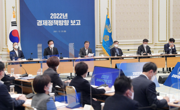 문재인 대통령이 20일 청와대 영빈관에서 열린 ‘2022년도 경제정책방향’ 보고 확대 국민경제자문회의에서 발언하고 있다. 왼쪽부터 김부겸 국무총리, 문 대통령, 이근 국민경제자문회의 부의장. 도준석 기자 pado@seoul.co.kr