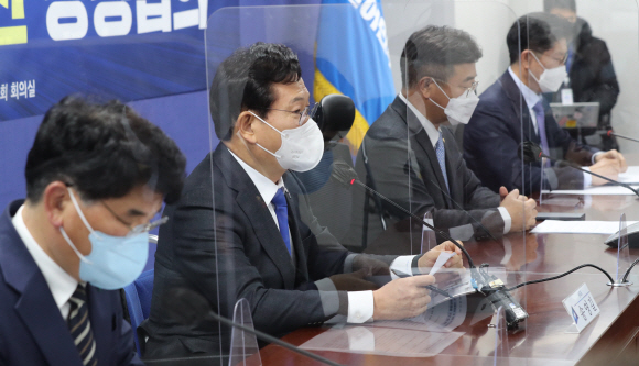 송영길(왼쪽 두 번째) 더불어민주당 대표가 20일 국회 의원회관에서 열린 공시가격 관련 제도개선 당정협의에서 발언하고 있다. 김명국 선임기자 daunso@seoul.co.kr