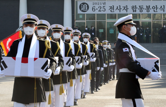 군 의장대가 20일 서울 동작구 국립서울현충원에서 열린 6·25전사자 발굴유해 합동 봉안식에서 영현을 봉송하고 있다.<br>안주영 전문기자 jya@seoul.co.kr