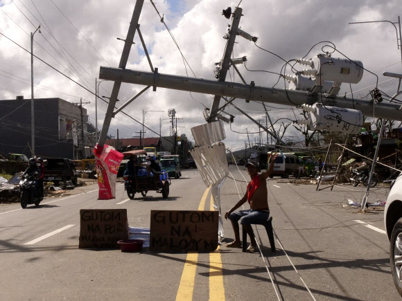 20일(현지시간) 필리핀 남부 수리가오에서 쓰러져 있는 전봇대가 슈퍼 태풍 라이의 흔적을 보여주고 있다. 지난 16일 필리핀을 강타한 라이로 최소 375명이 사망하고 56명이 실종됐다. 수리가오 그린피스 제공 EPA 연합뉴스